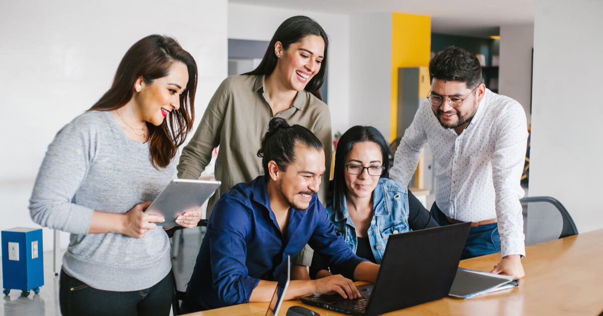 Equipo trabajando en oficina